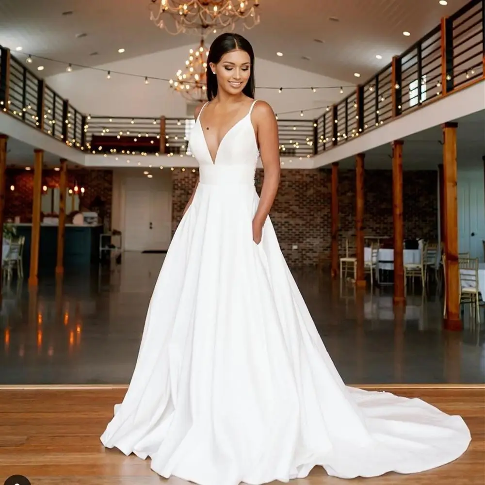 Элегантное свадебное платье простое атласное в пол на бретелях-спагетти