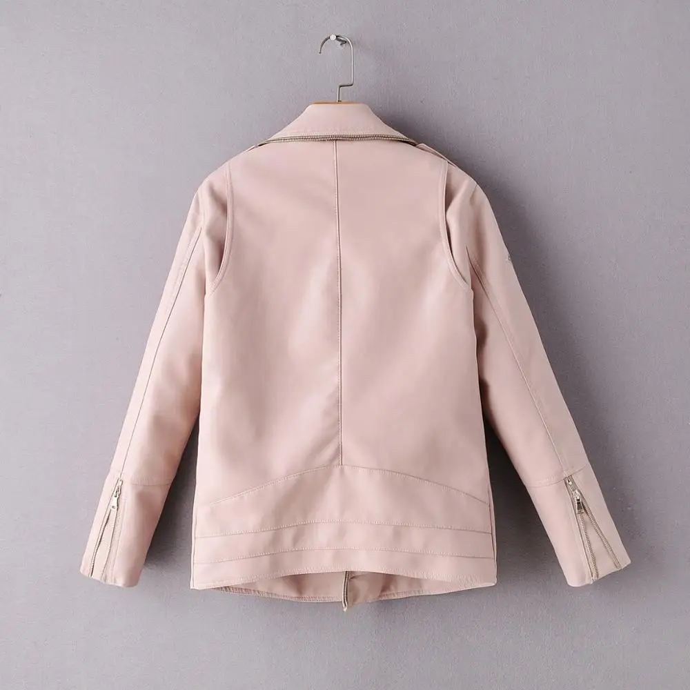 Женская кожаная куртка с длинным рукавом и поясом черная на молнии отложным