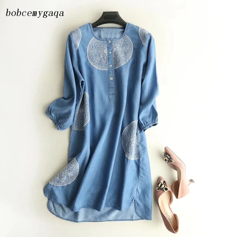 Женское джинсовое платье с вышивкой свободное светло голубое рубашка длинными