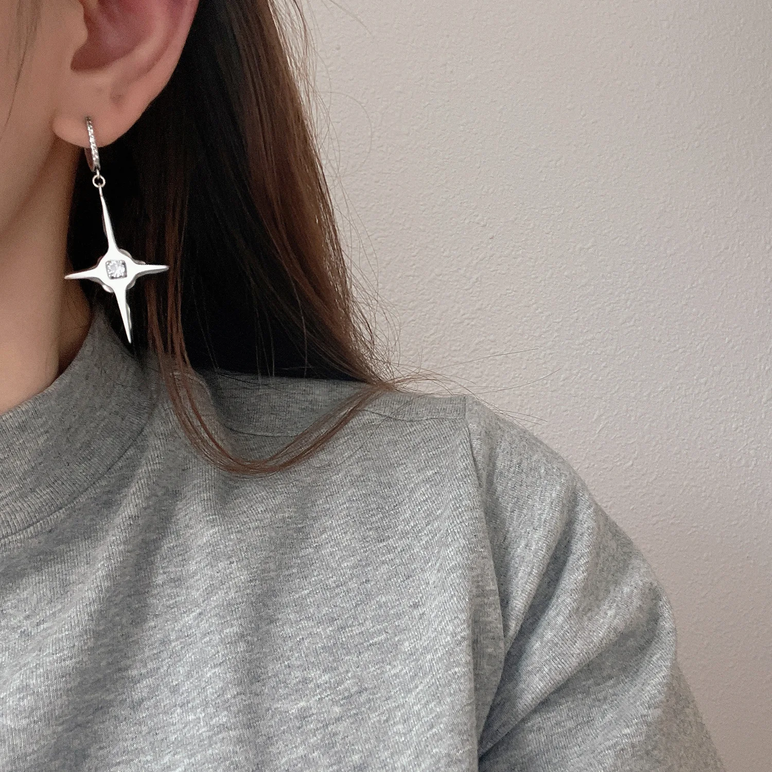 

VENTFILLE 925 Sterling Silver Star Unique Earrings, Female High-End Light Luxury, Thin Face, High-End Design Temperament Jewelry