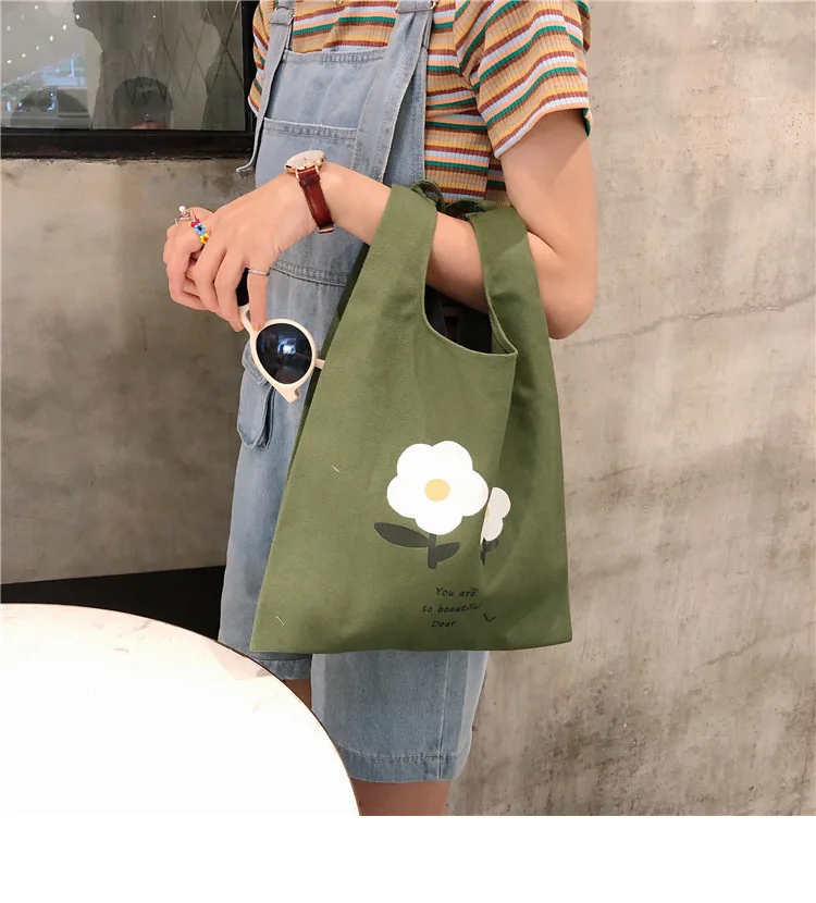 Женская холщовая сумка мессенджер с цветочным принтом однотонная зеленая