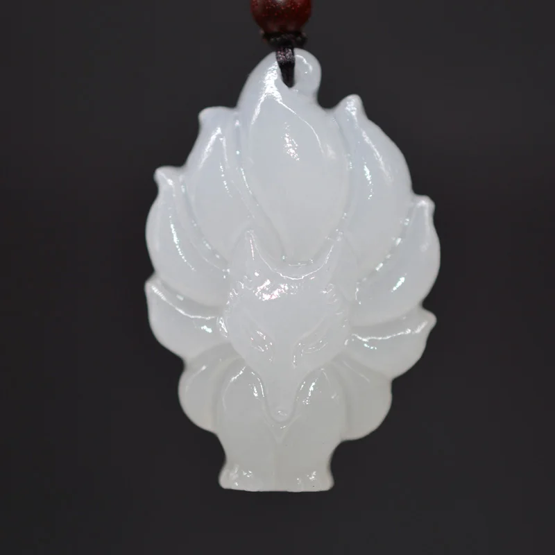 Подвеска из натурального Синьцзяна с изображением белой Нефритовой лисы