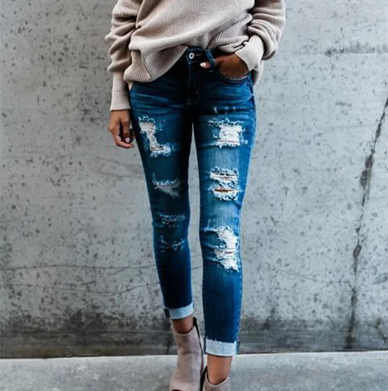 рваные джинсы какой год. рваные джинсы женские 2022. рваные джинсы. дырявые джинсы. широкие рваные джинсы.