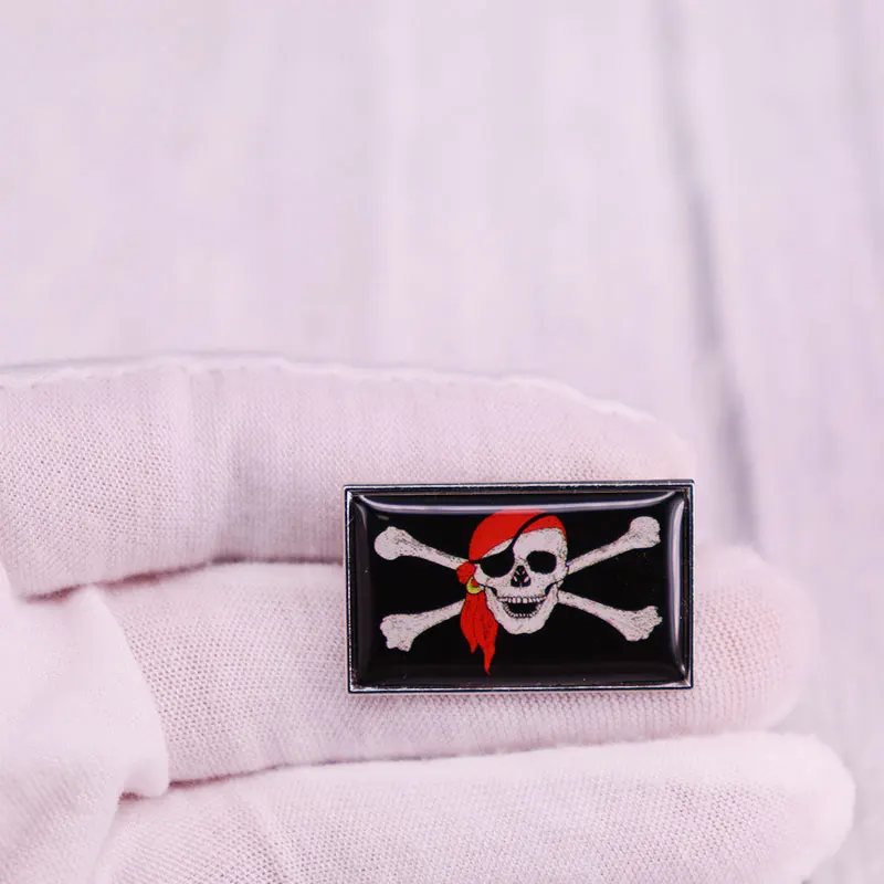 Пират Веселый Роджер флаг булавка черные флаги кости красные Бандана Череп знак |