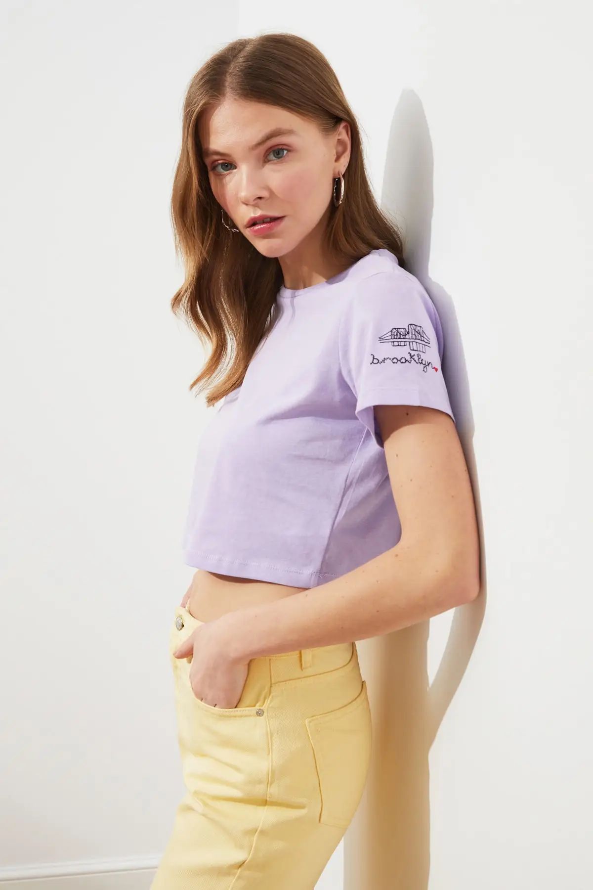 Укороченная трикотажная футболка с вышивкой Trendyol TWOSS21TS0093 | Женская одежда