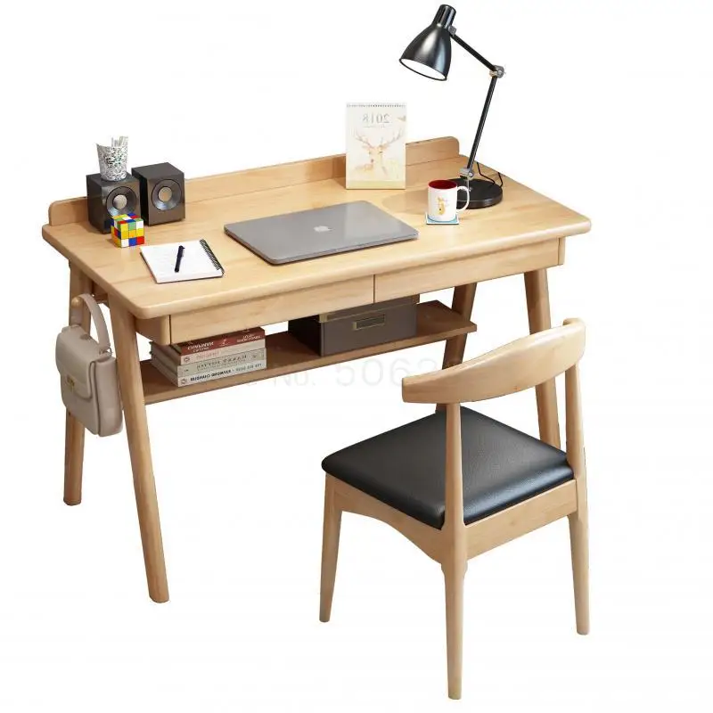 Простой стол из массива дерева домашний для учебы студент учится писать