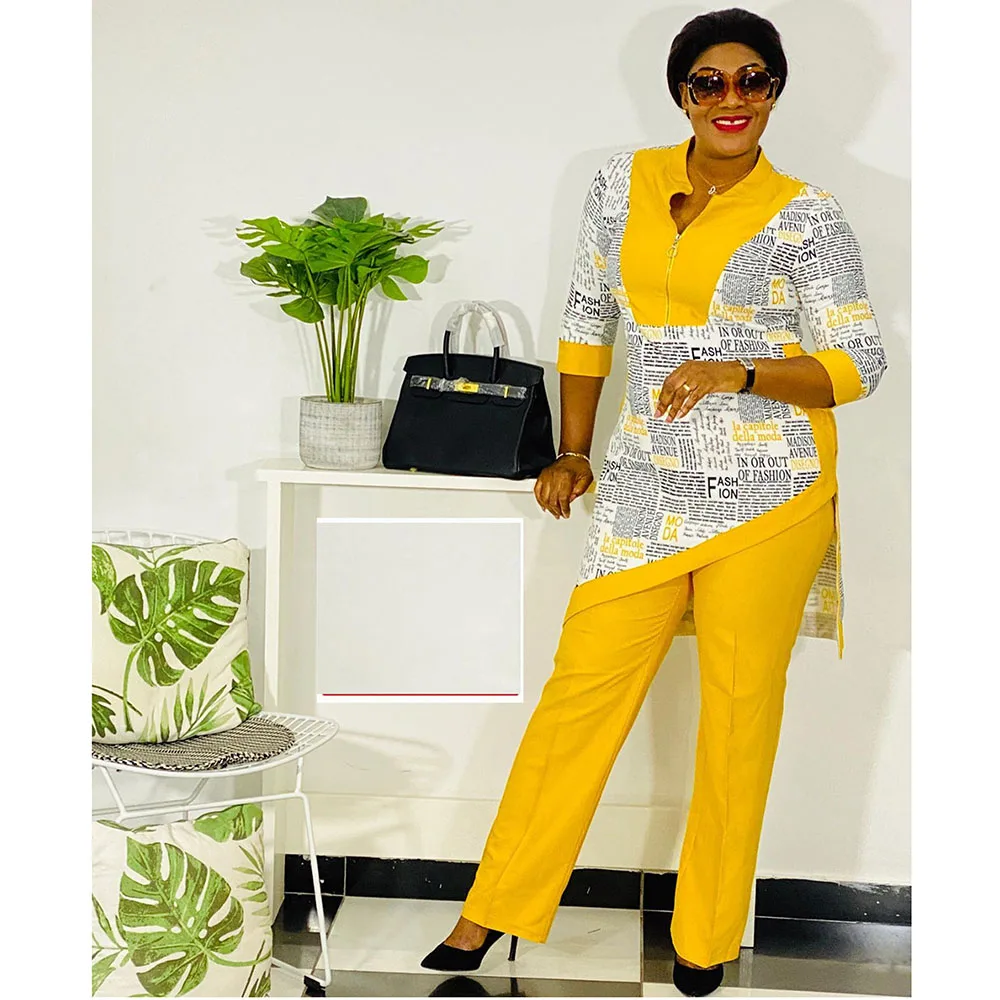 Новые осенние одежды для женщин: костюм из двух частей с узким воротником и коротким рукавом, брюки в стиле "Африкан", с надписями на несимметричном подоле.