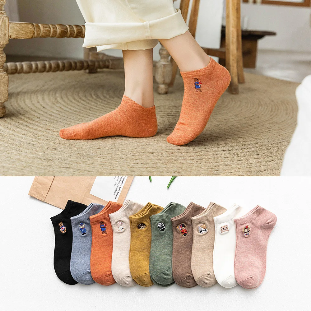 Носки женские хлопковые разных цветов Модные Цветные Короткие с разной вышивкой