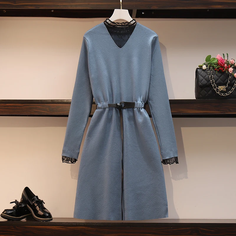 Офисное женское черное трикотажное платье-свитер с кружевным воротником и