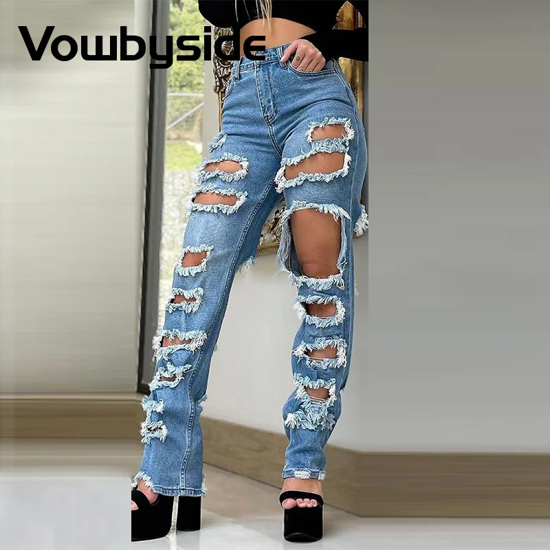 

Рваные джинсовые брюки с вырезами и бахромой на подоле