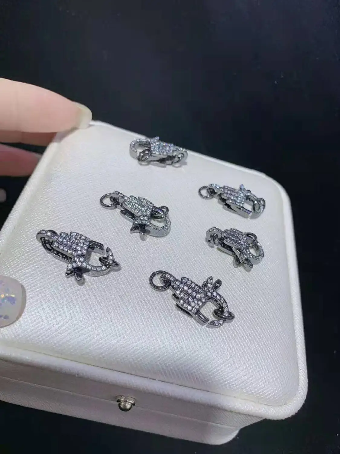 Высококачественная Красивая инкрустация фианитами четырех цветов застежка