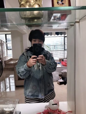 Куртка бомбер женская джинсовая с блестками модный пиджак длинным рукавом и