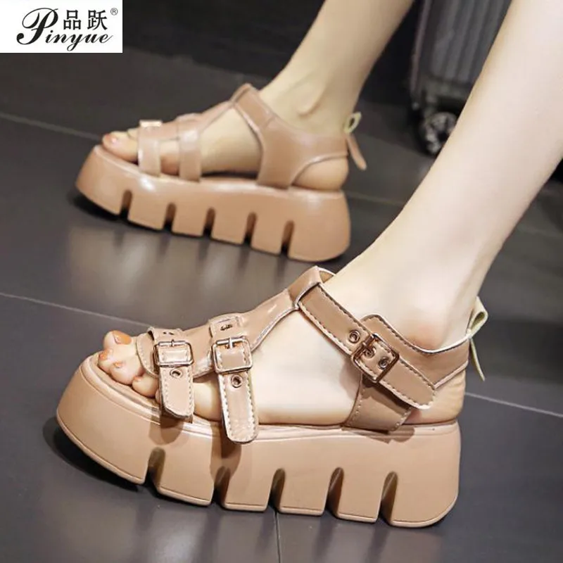 

Сандалии женские на платформе, пляжные шлепанцы на массивной танкетке, дизайнерские высокие, с металлической цепочкой, спортивные сандалии...