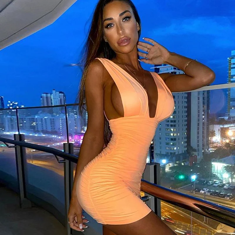 Обтягивающее мини-платье на бретельках с V-образным вырезом и открытой спиной |