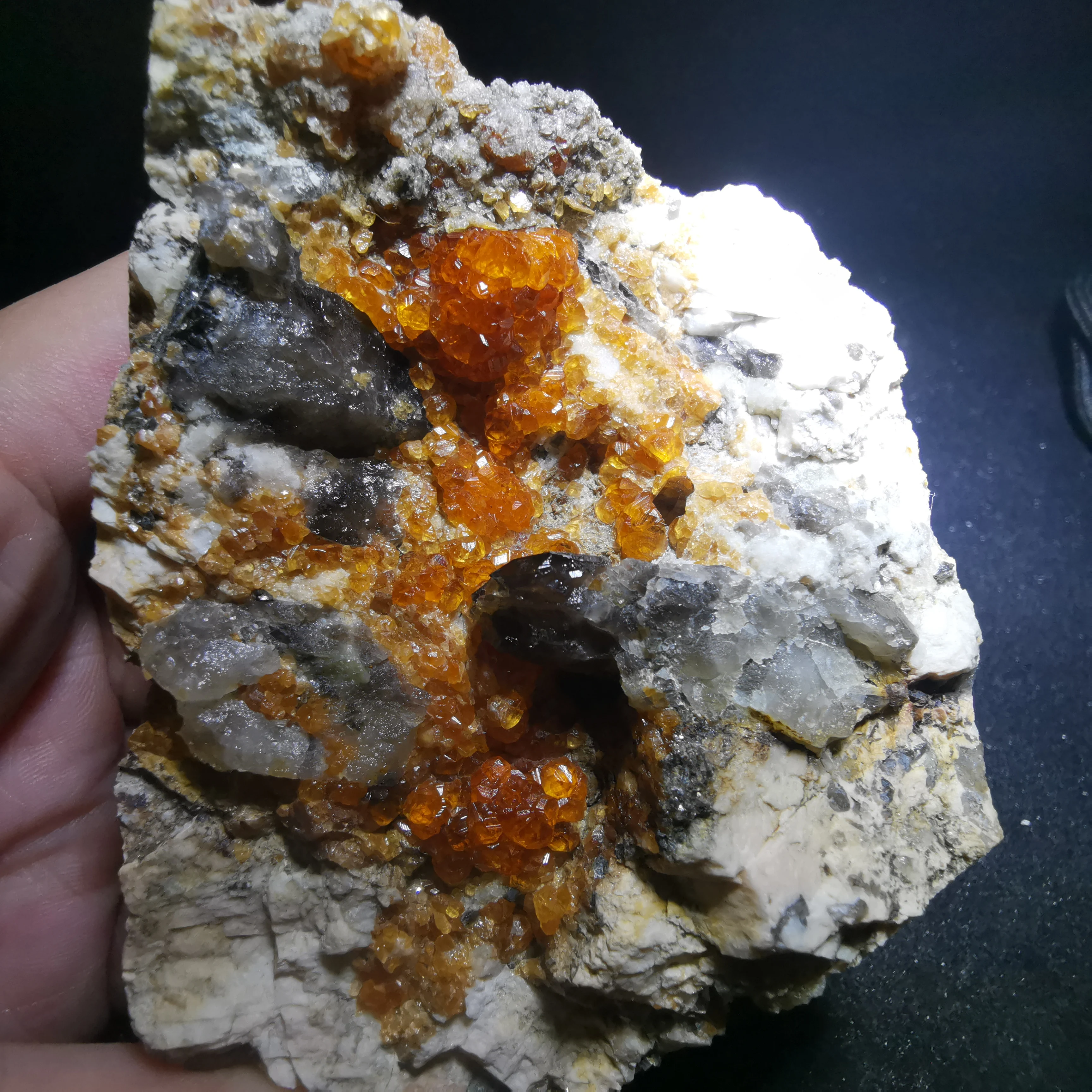 279 4 г. Редкий натуральный гранат Хрустальный шестиугольный вафдспар слюда