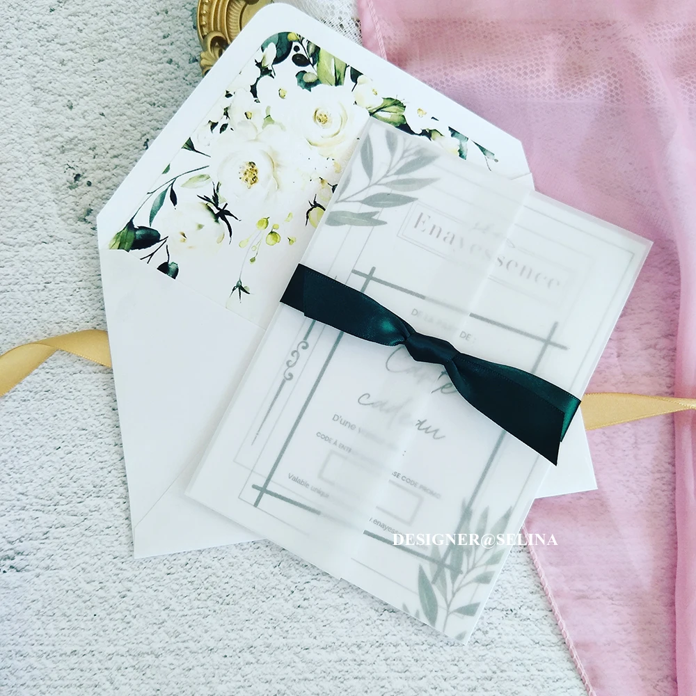 50 прозрачных свадебных приглашений с конвертом в цветочек и зеленой лентой