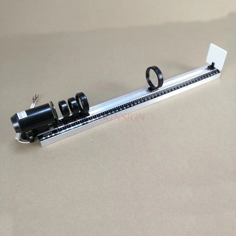 Оптическое оборудование группа студентов с оптическим стендом орбитальной