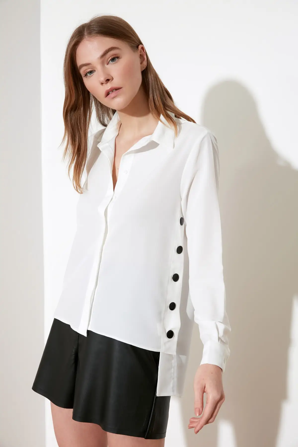 Белая рубашка с застежкой | Женская одежда