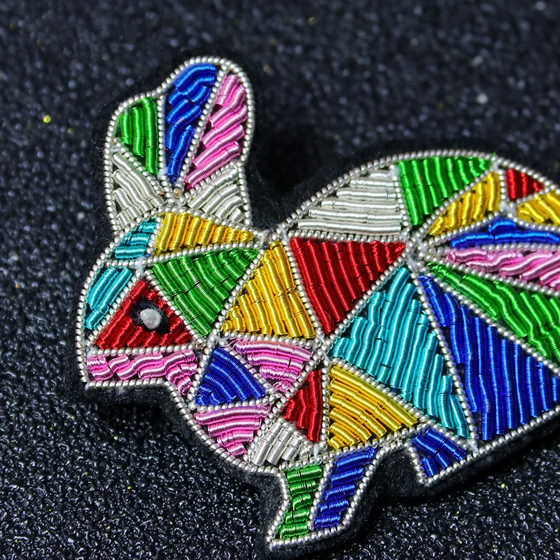 

Hand-embroidered embroidered Indian silk badge simple building blocks rabbit cartoon brooch men and women high-end accessories