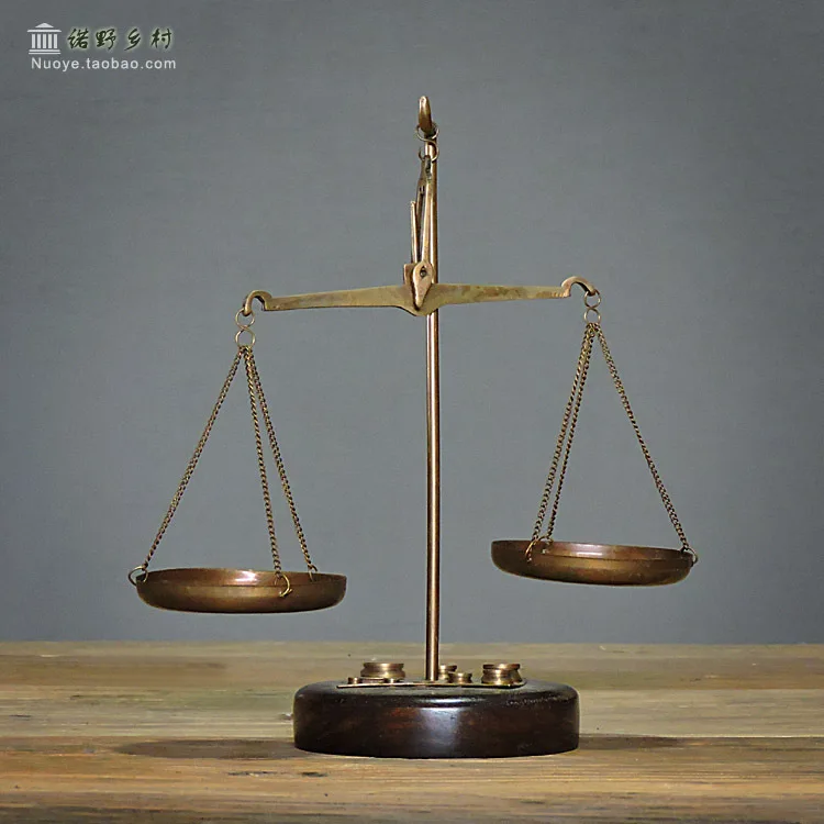 

Handmade brass decorative ornaments balance scales high-end clubs, shops, checkout counters, representing fair and equitable