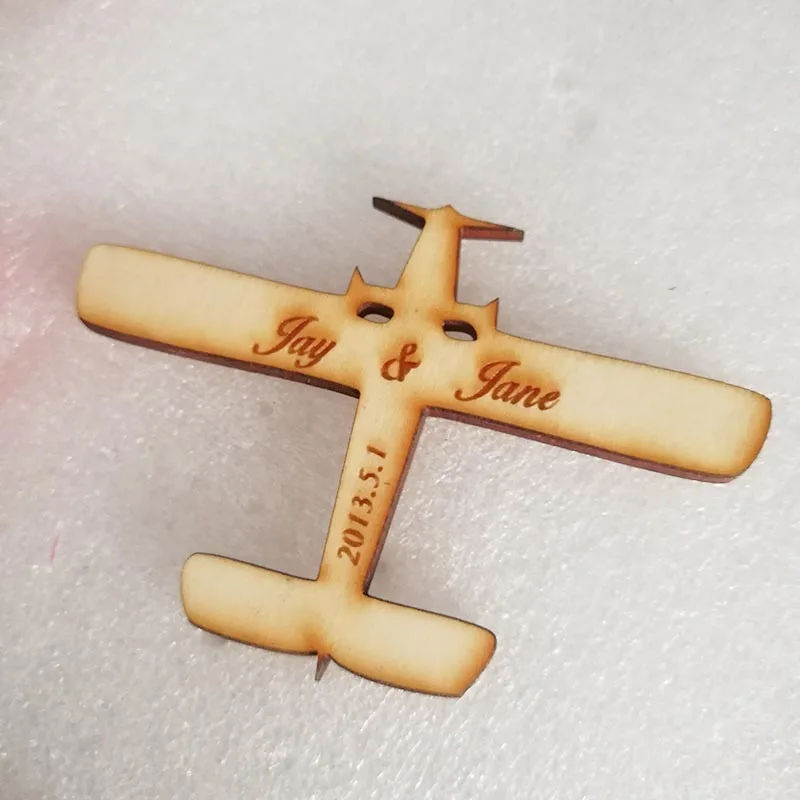 Бирки с гравировкой в виде самолета на деревянной основе 50 шт. центральные столы |