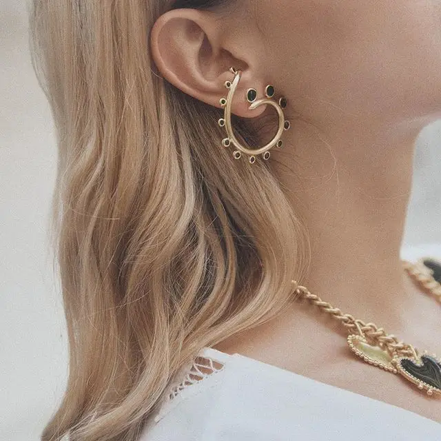 

2020 Black White Enamel Spiral Geometric Shaped Gold Stud Earrings Women's Street Style Hollow Gold Statement Earring