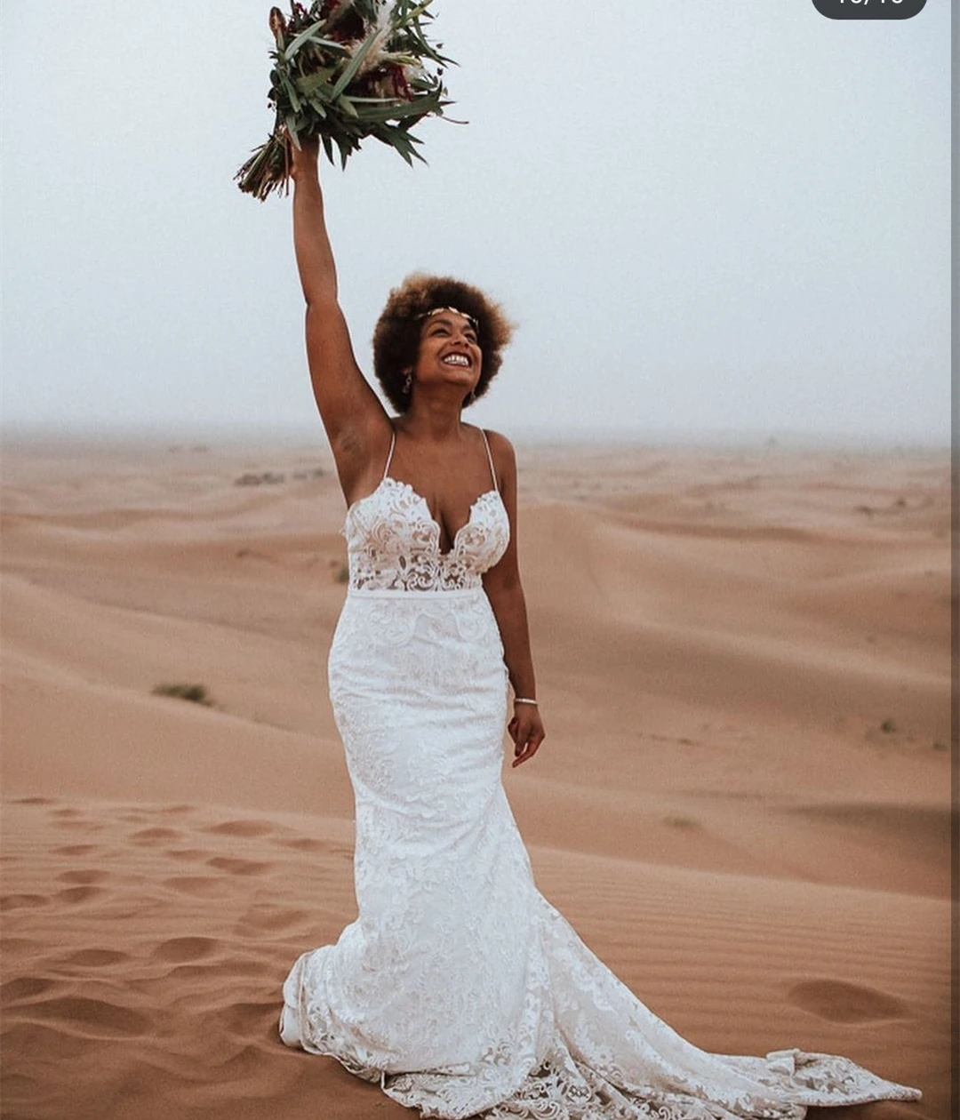 

Винтажные кружевные свадебные платья на тонких бретельках со шлейфом 2022