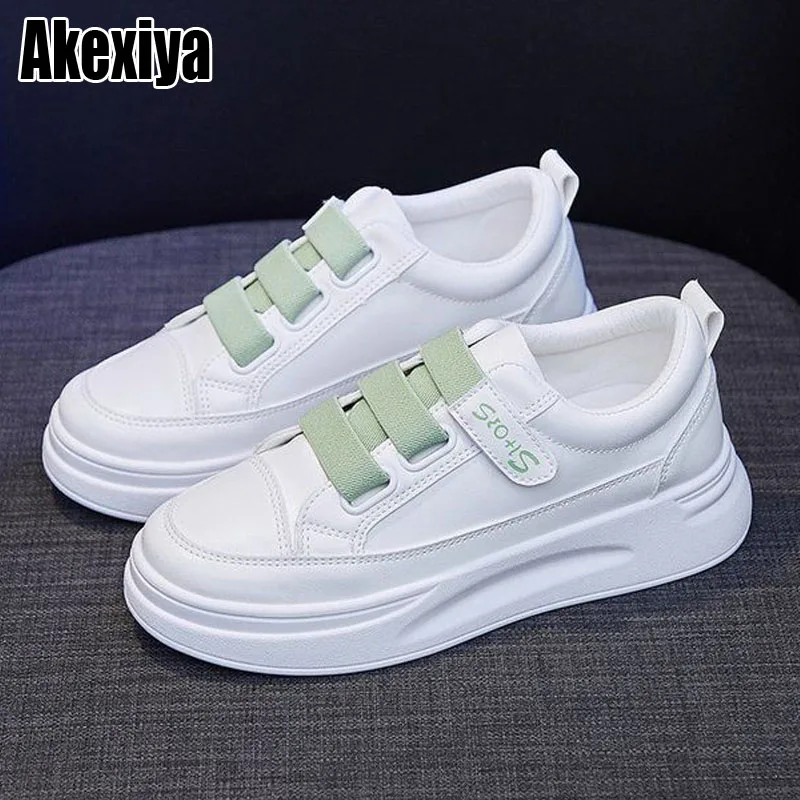 

Женские кроссовки из флока, на плоской платформе