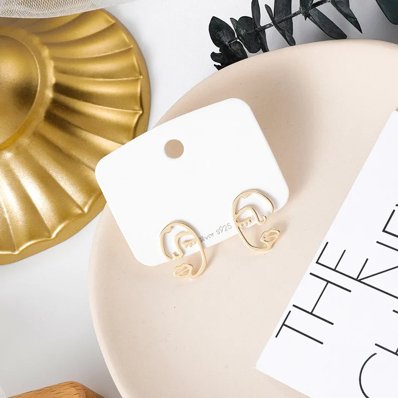 Простой и элегантный геометрический полые абстрактный серьги в виде лица дутые