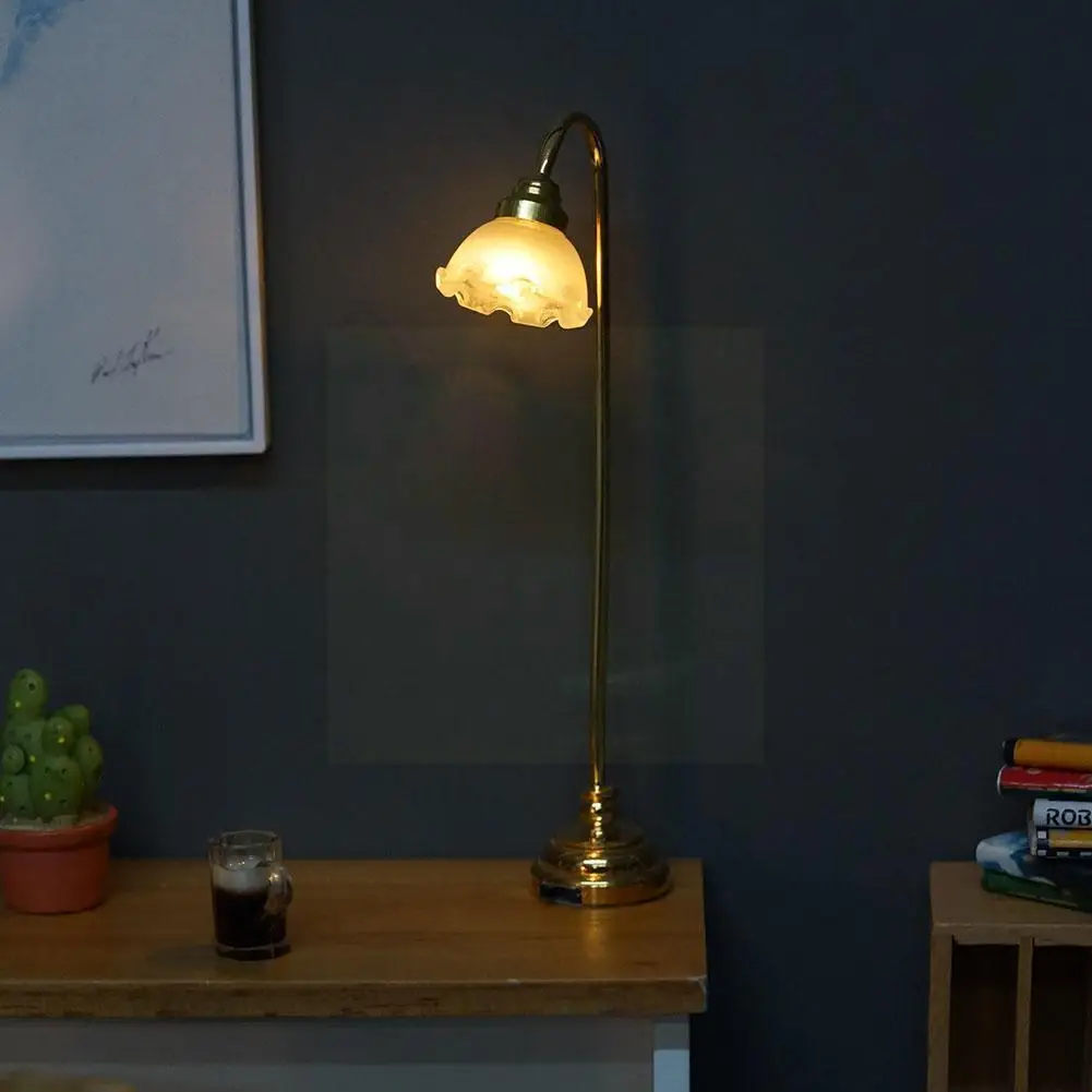 

1PCS Dollhouse Miniature Floor Lamp Flower Shade Floor Lamp Room Miniature Bed LED Dollhouse Room For Living Decoration D4Z0