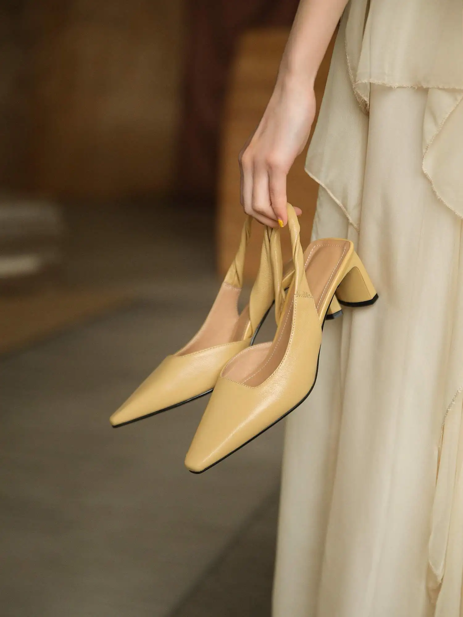 

Krazing pot cow leather square toe med heels solid gentlewomen high street fashion Korean girls slip on mules sandals women L12