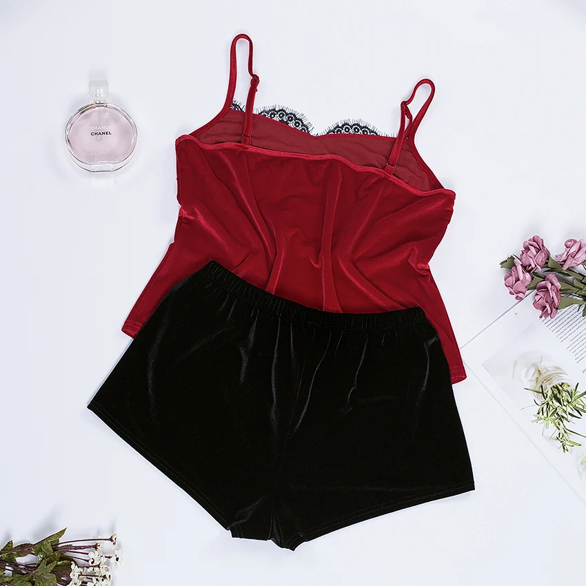 HiLoc красный кружевной топ на бретельках и черный короткий пижамный комплект