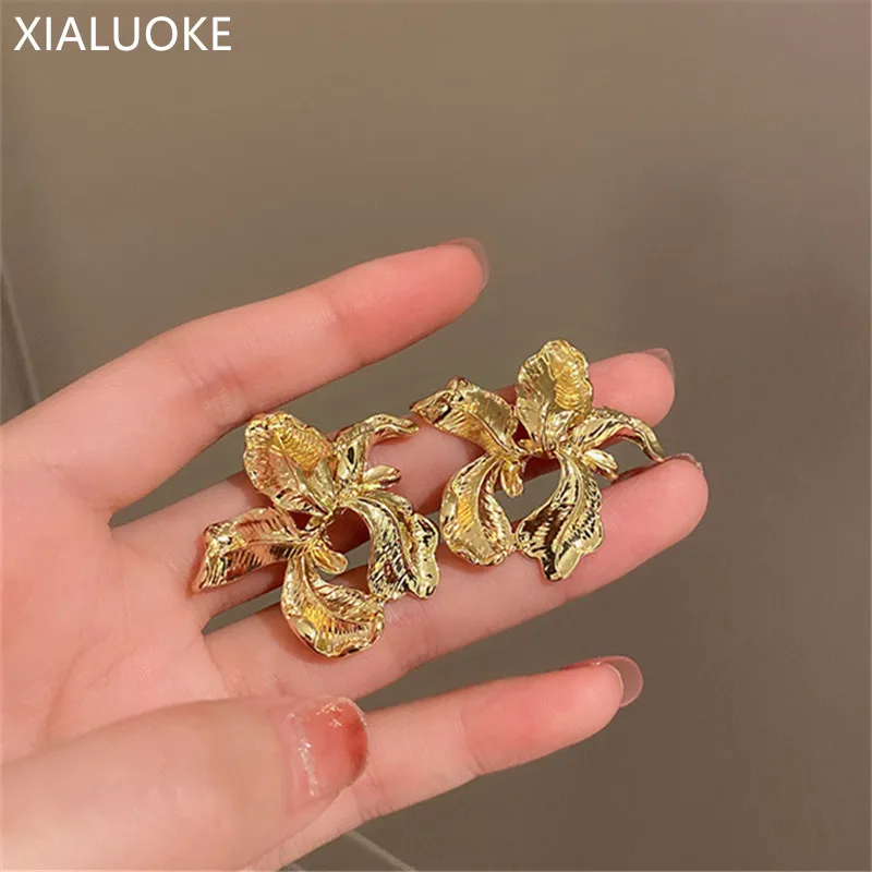 

XIALUOKE Punk Irregular Metal Flowers Stud Earrings For Women Vintage Personality Joker Golden Earrings Party Jewelry