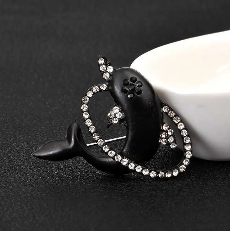 Яркая и свежая черная брошь в форме дельфина для мужчин женщин свадебная милая