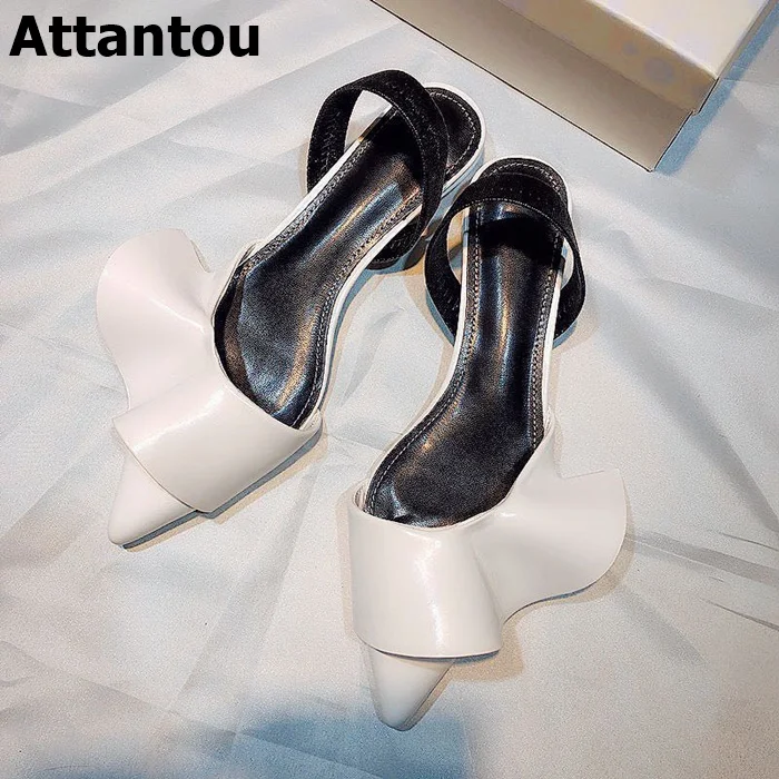 Белые черные кожаные туфли лодочки на шпильке с острым носком и ремешком сзади