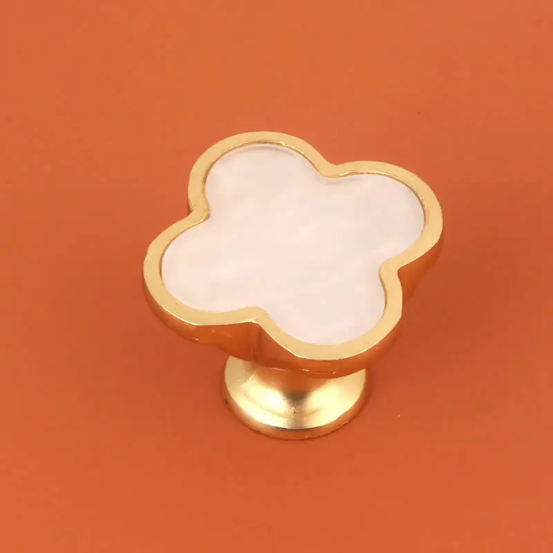 

Мебельные ручки латунные полукруглые