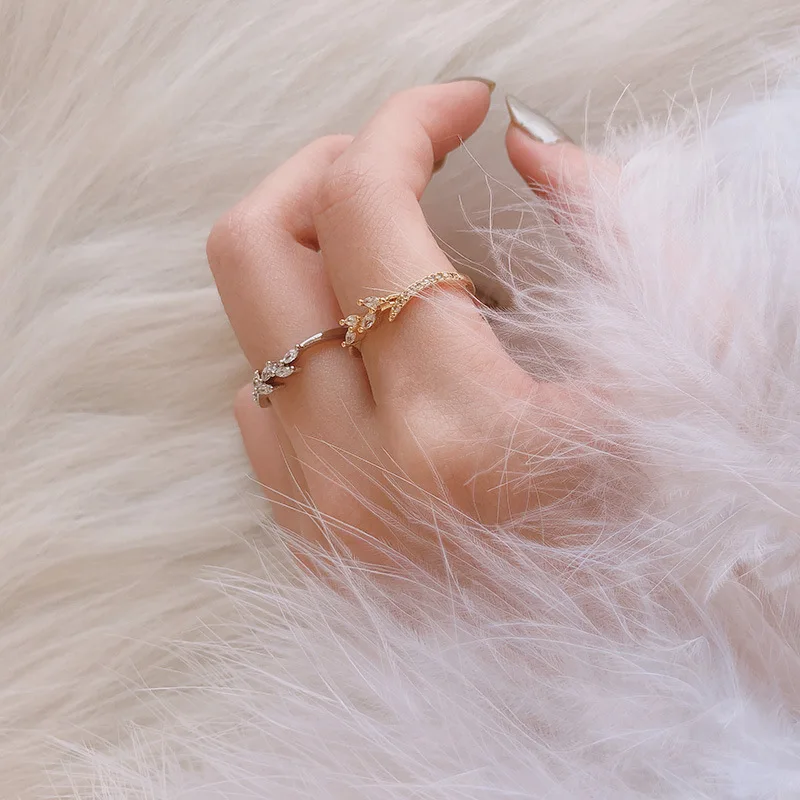 Женское свадебное кольцо с фианитом дизайнерское кристаллами в виде листьев