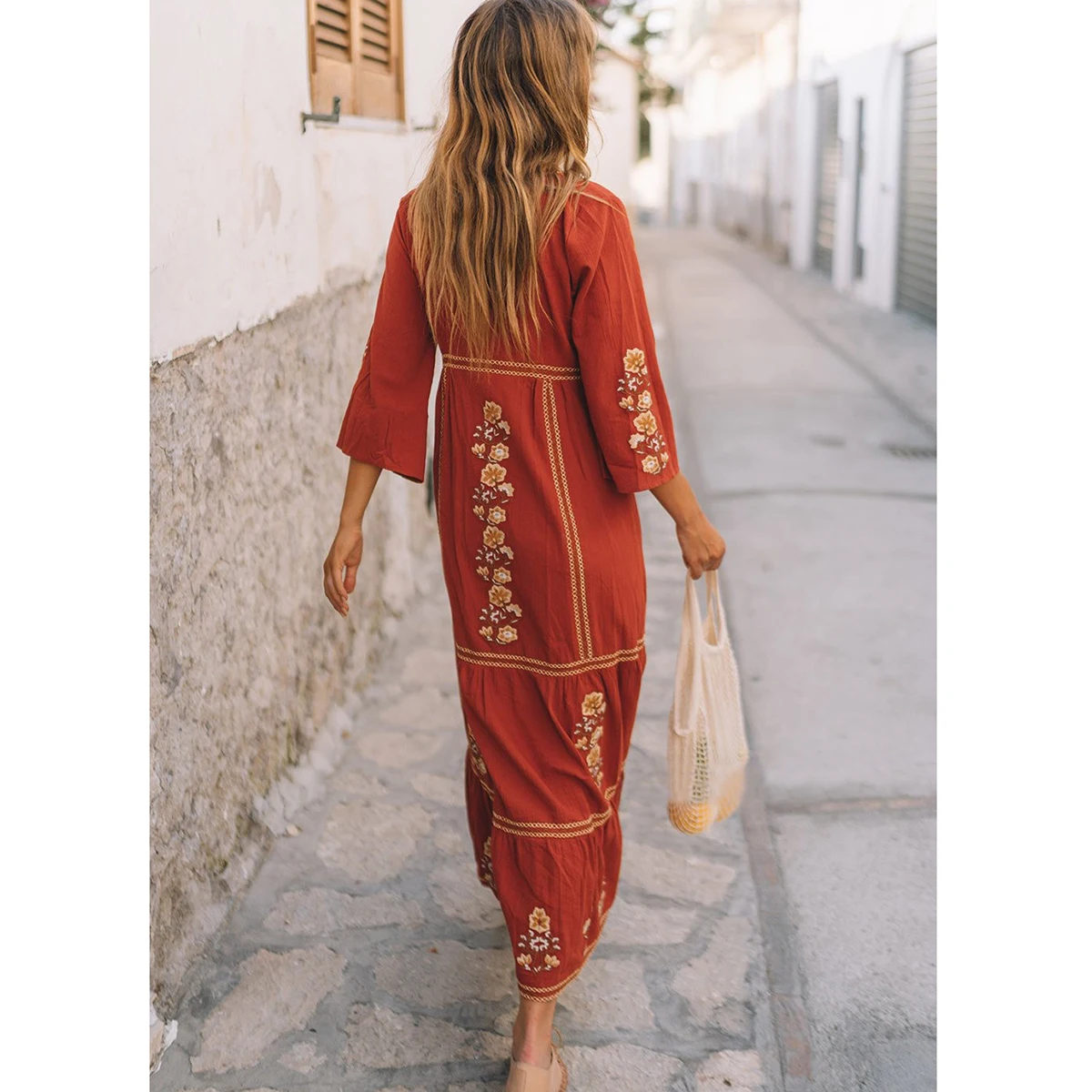 Женское длинное платье с рукавами фонариками белое винтажное пляжное V образным