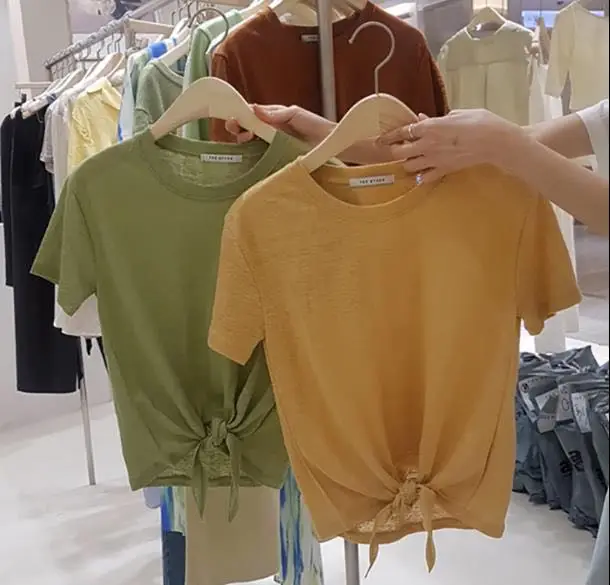 Белая футболка с короткими рукавами и круглым вырезом верхняя одежда без