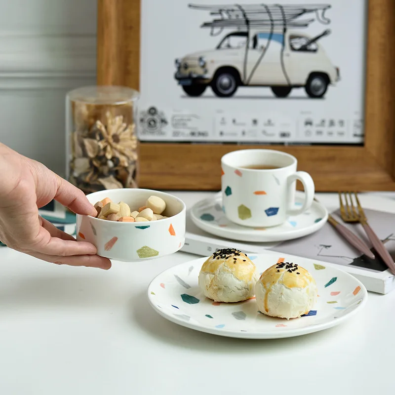 Кофейная чашка и блюдце с геометрическим рисунком в скандинавском стиле золотой