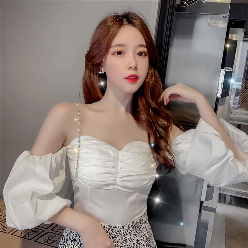 

Женская блузка с рукавами-фонариками, белый укороченный топ на бретелях-цепочках с вырезом лодочкой, привлекательный Приталенный топ-труба...