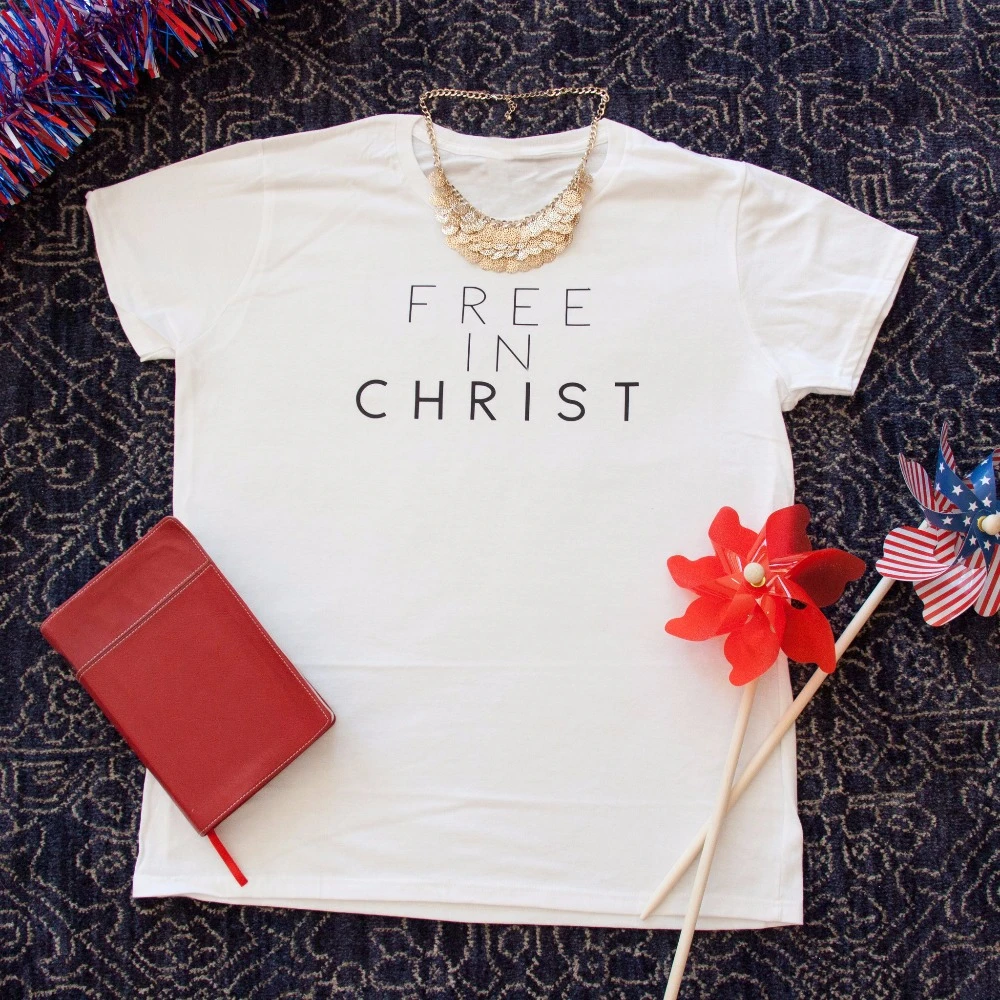 

Free in Christ Ladies Short Sleeve t-Shirt Christian 90S girl fashion style slogan tops women Jesus simple tees art shirt- K330