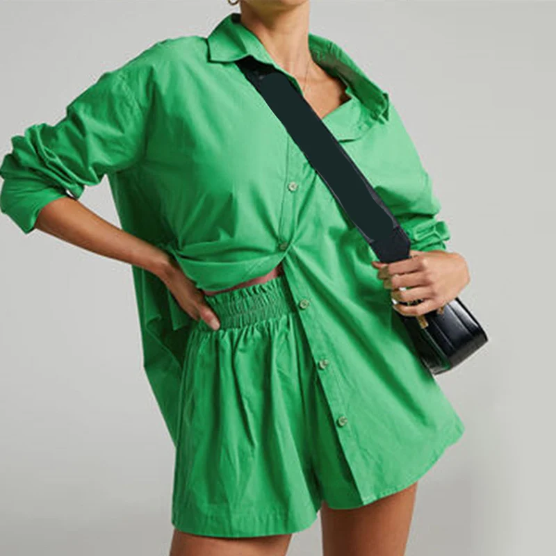 Костюм спортивный женский однотонный из рубашки с длинным рукавом и шортов