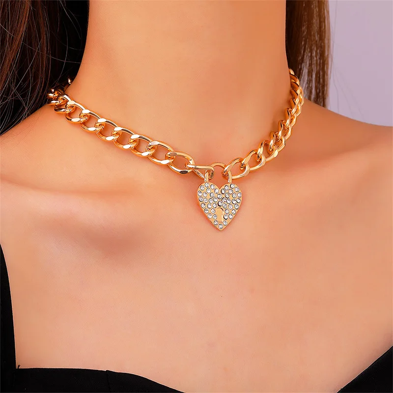 

European and American Fashion Diamond Inlaid Love Clavicle Chain, Minority Design, Peach Heart Pendant Necklace, Necklaces 2021
