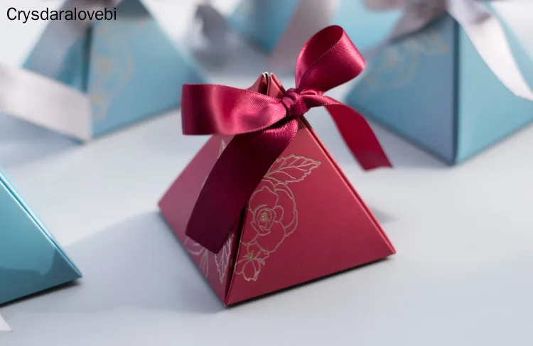 

Elegant Carved Floral Wedding Candy Boxes Gift Cases Triangular Pyramid Candy Box Bags for Guests Wedding Baby Shower Dec