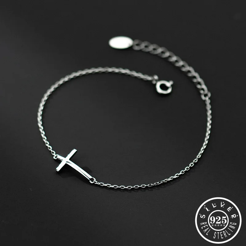 

Женский браслет с подвесками в виде креста