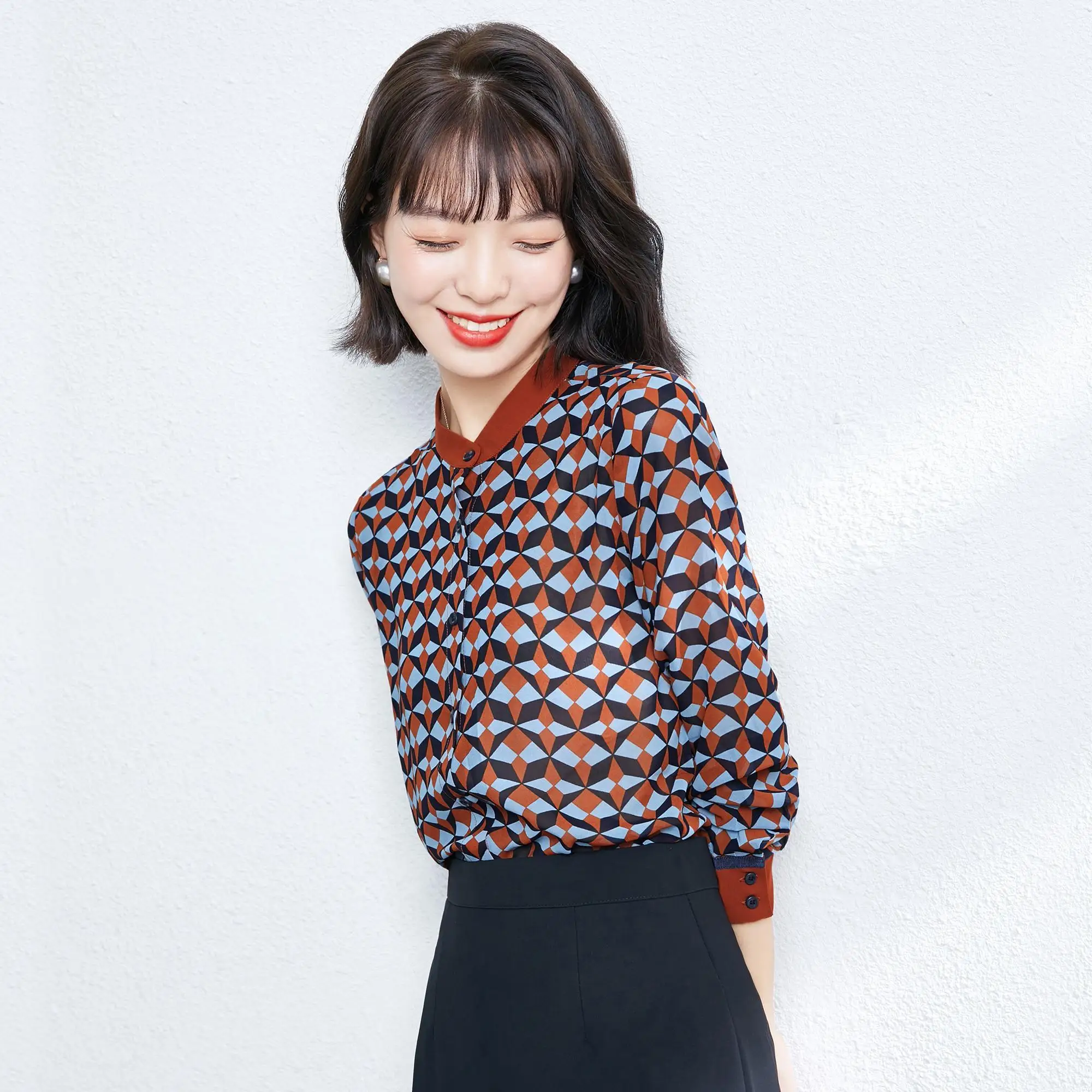

Lente Herfst Jurk Buitenlandse Stijl Kleine Shirt Lange Mouw Temperament Leeftijd Reduction Retro Gedrukt Chiffon Shirt Vrouwen