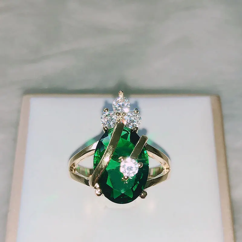 Кольцо женское из серебра 925 пробы с изумрудом