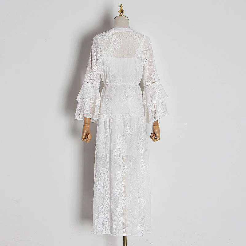 Платье с вышивкой TWOTWINSTYLE v-образным вырезом и расклешенными рукавами высокой