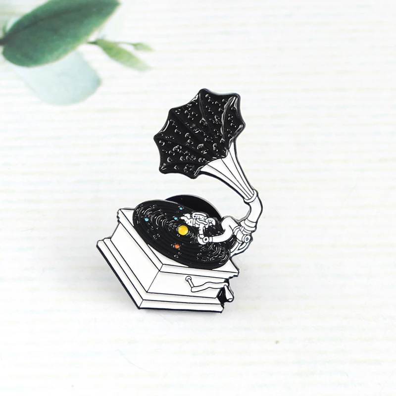 Брошь граммофона с изображением космоса планеты галактики астронавта Музыки